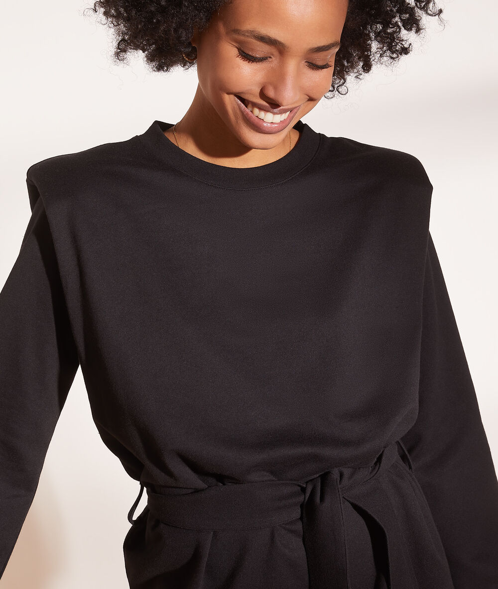 Vestido con hombreras negro.