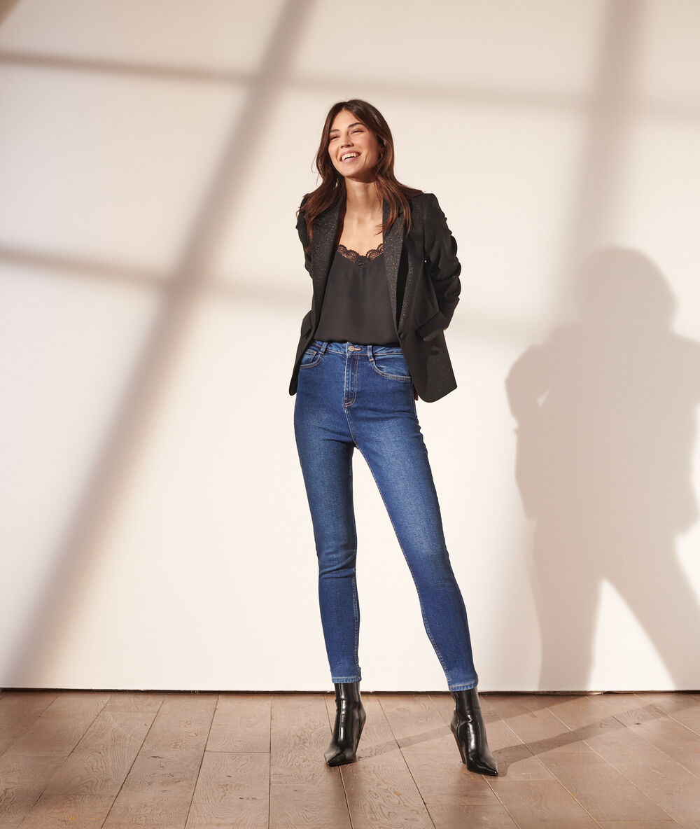 Pantalón vaquero estrecho denim.