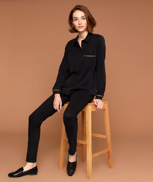 Camisa con bolsillo delantero 100% tencel negro.