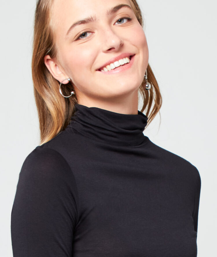 Camiseta cuello alto negro.