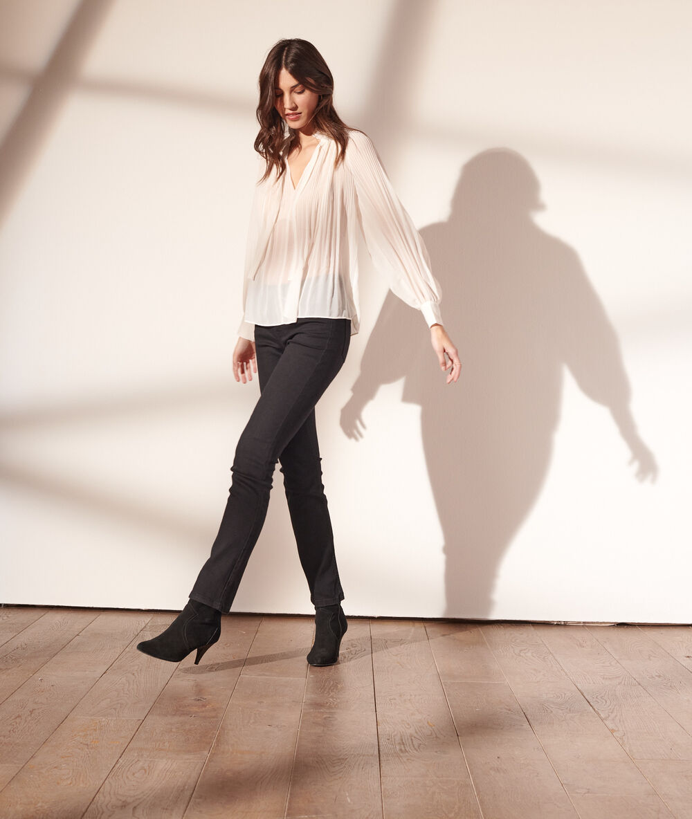 Blusa plisada con lazo crudo.