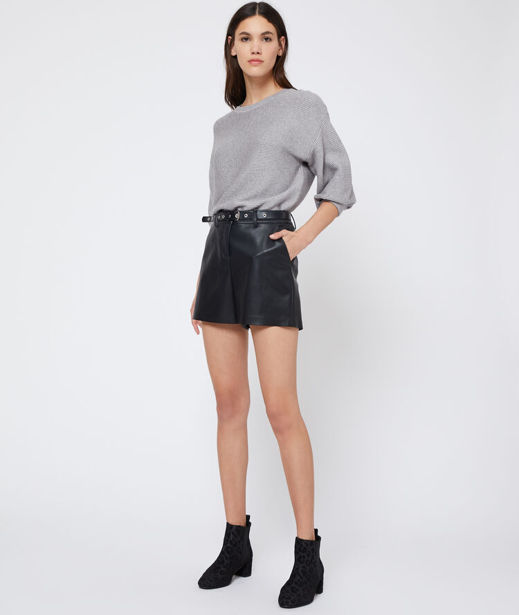 Short en polipiel con cinturón negro.