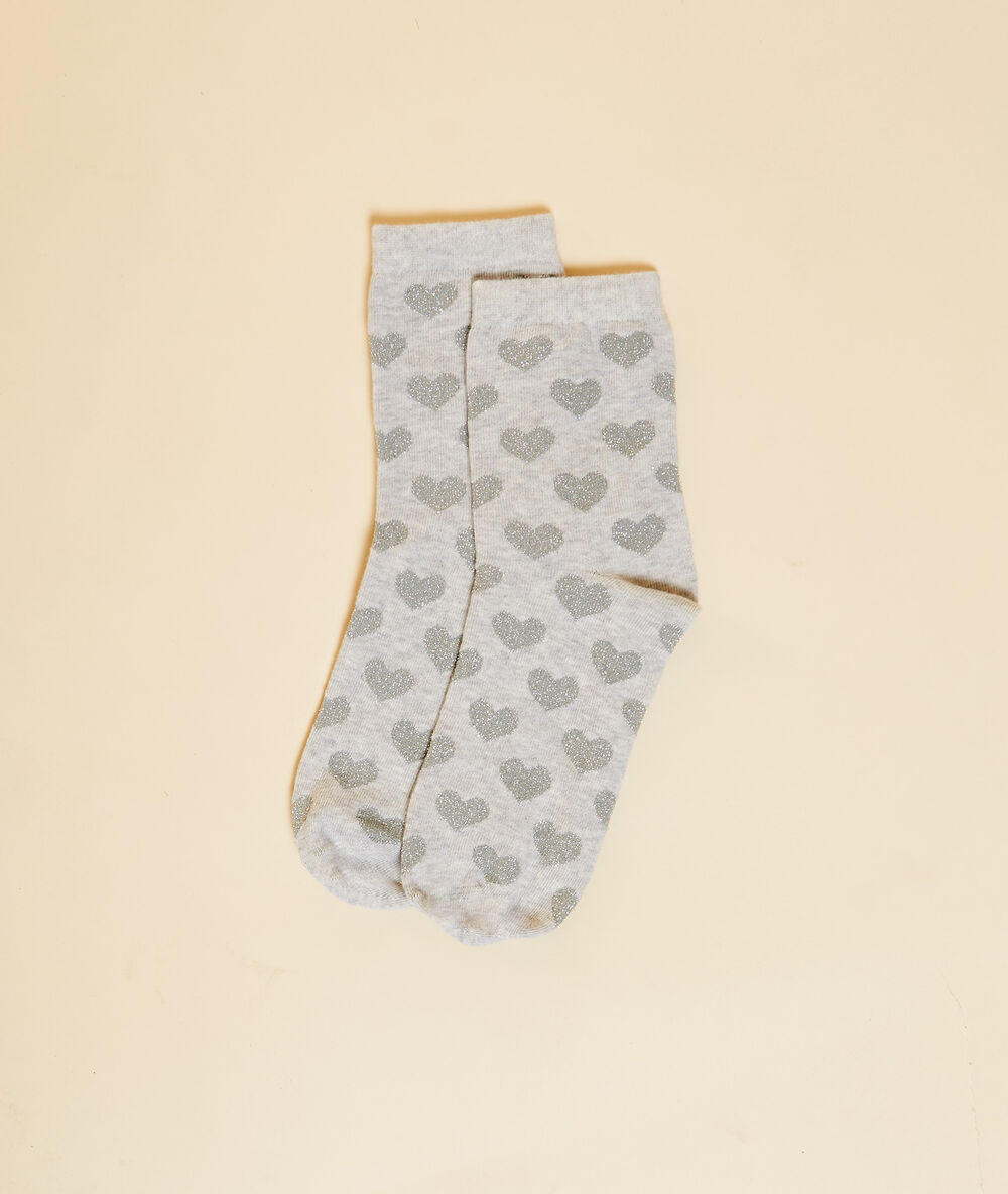 Calcetines estampado corazones gris claro.