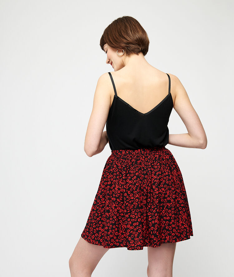 Camisola satinada escote de encaje negro.