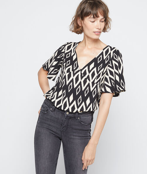 Blusa vaporosa estampado gráfico crudo.