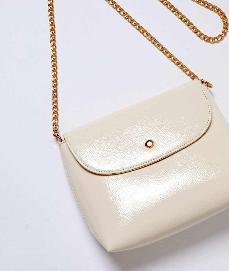 Bolso tipo sobre efecto brillante crudo.