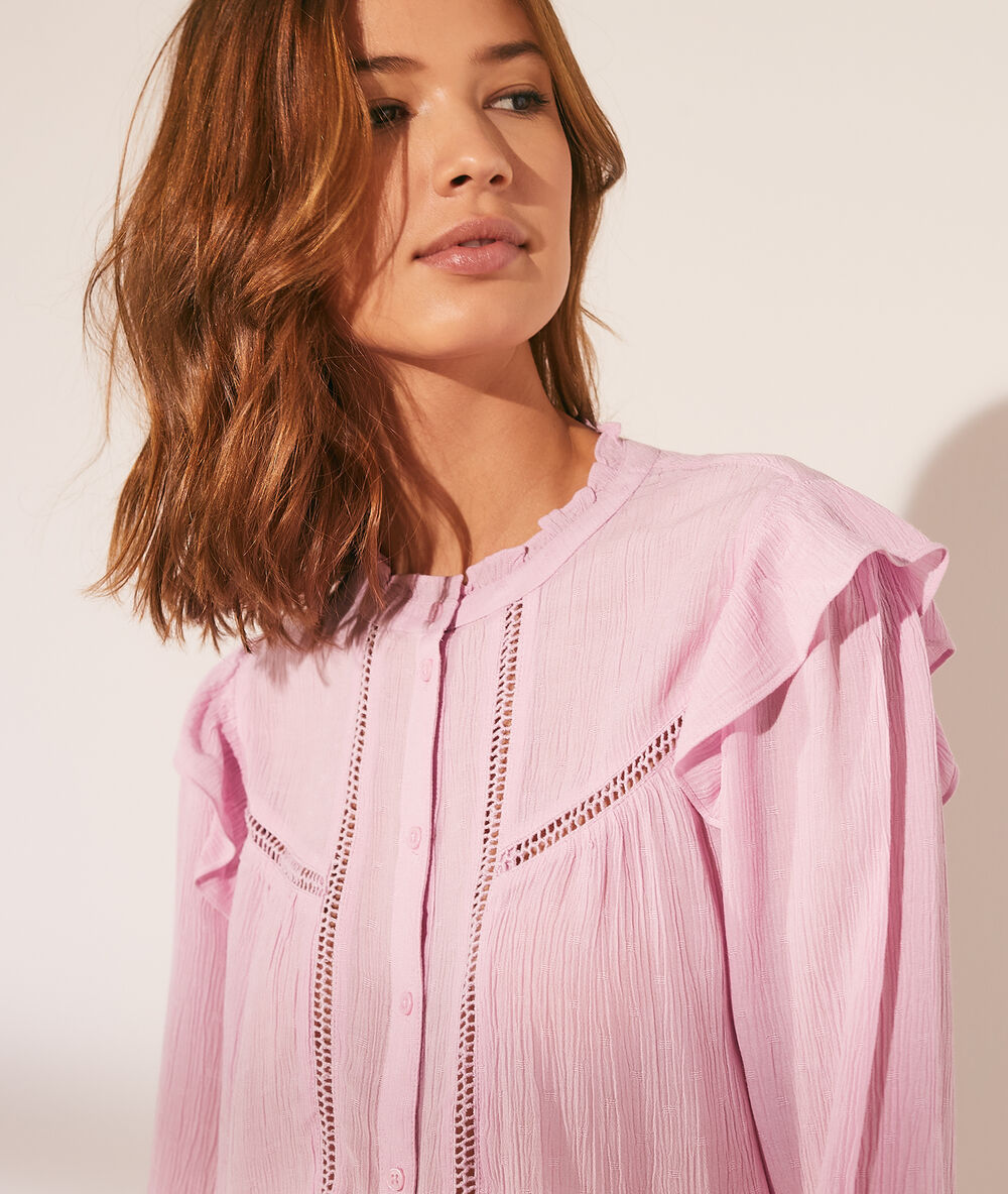 Camisa con volantes rosa claro.