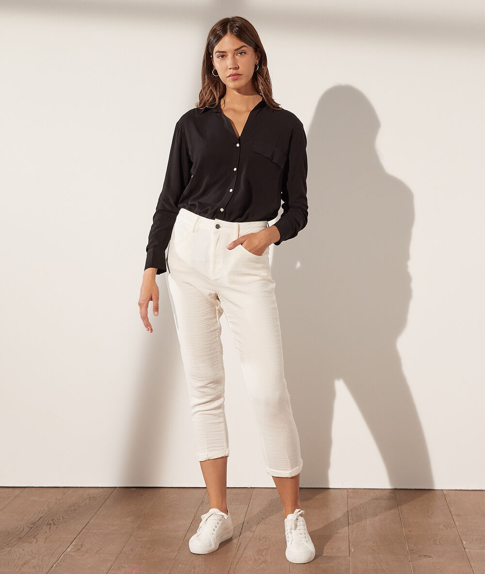 Camisa con bolsillo negro.