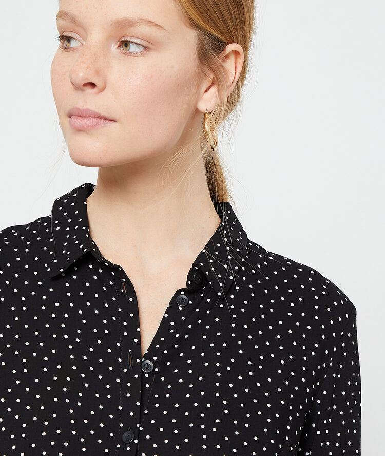 Vestido camisero de lunares negro.