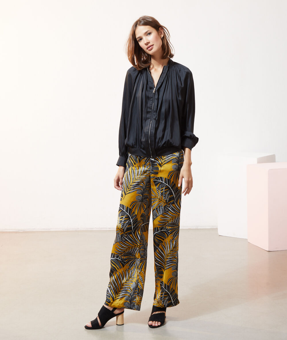 Pantalón estampado hojas oliva.