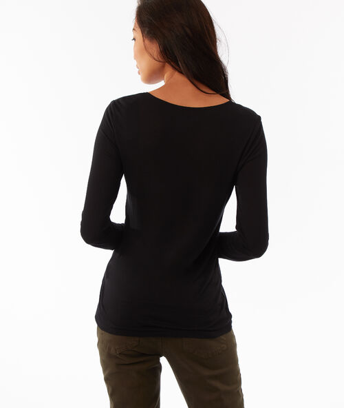 Camiseta manga larga escote en v negro.
