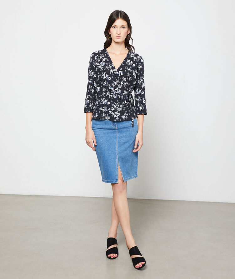 Blusa cruzada anudada azul marino.