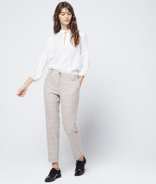 Blusa anudada al cuello con mangas abombadas crudo.