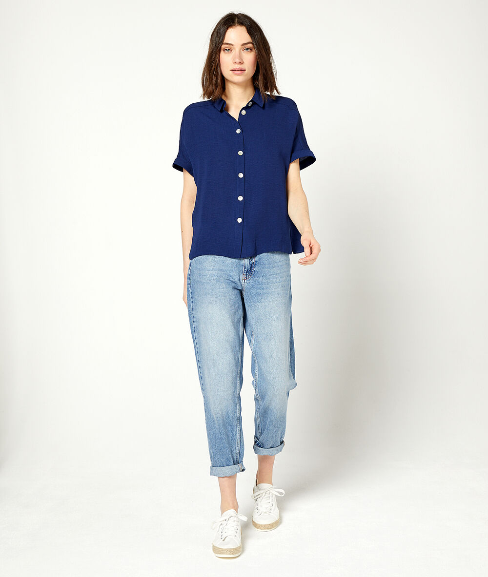 Camisa manga corta lisa azul marino.