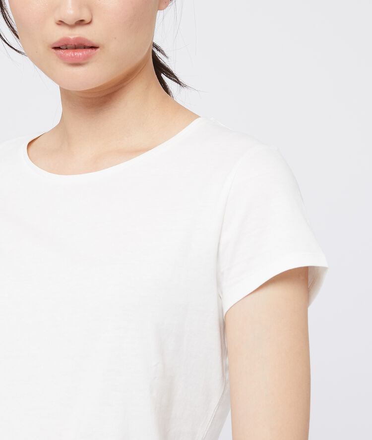 Camiseta cuello en v de algodón crudo.