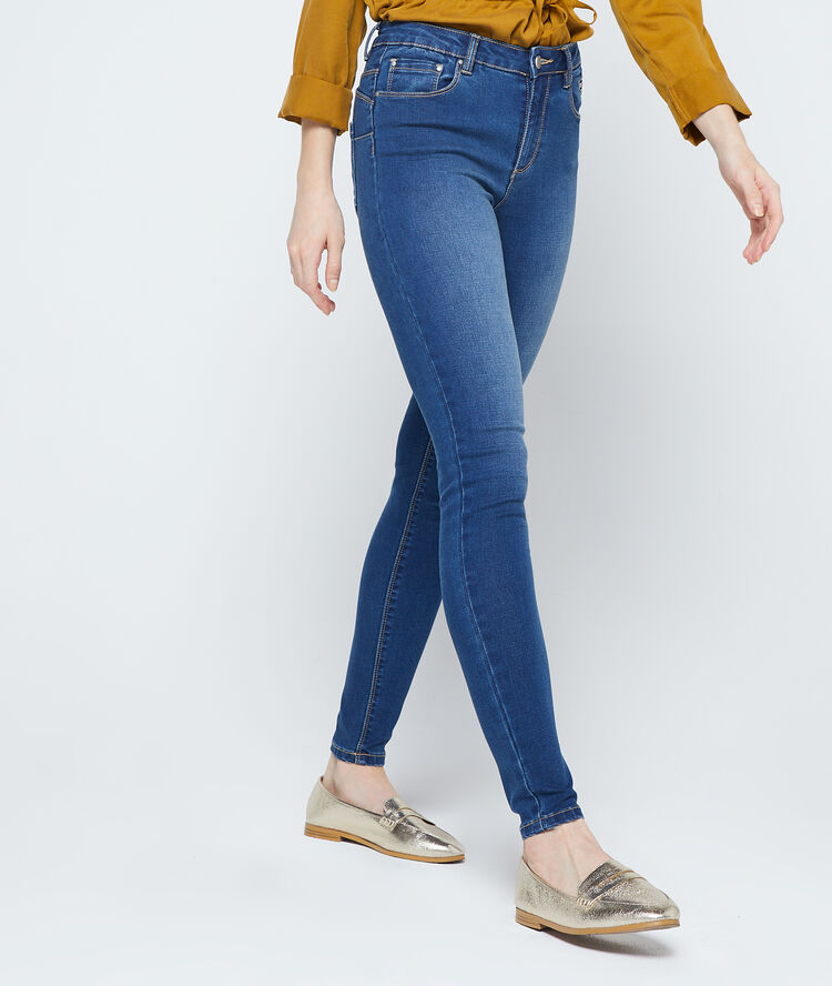 Pantalón vaquero pitillo denim desgastado.