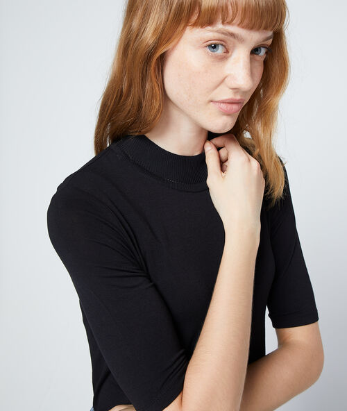 Camiseta cuello alto manga corta negro.