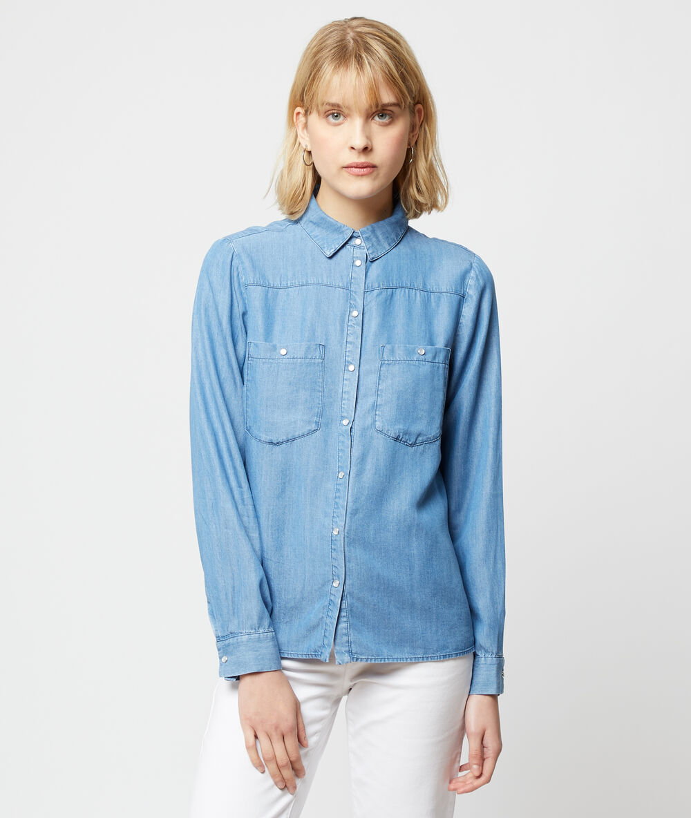 Camisa vaquera azul cielo.