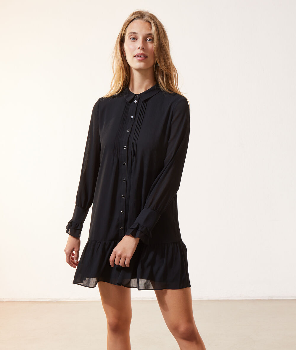 Robe boutonnée, détails plissés noir.
