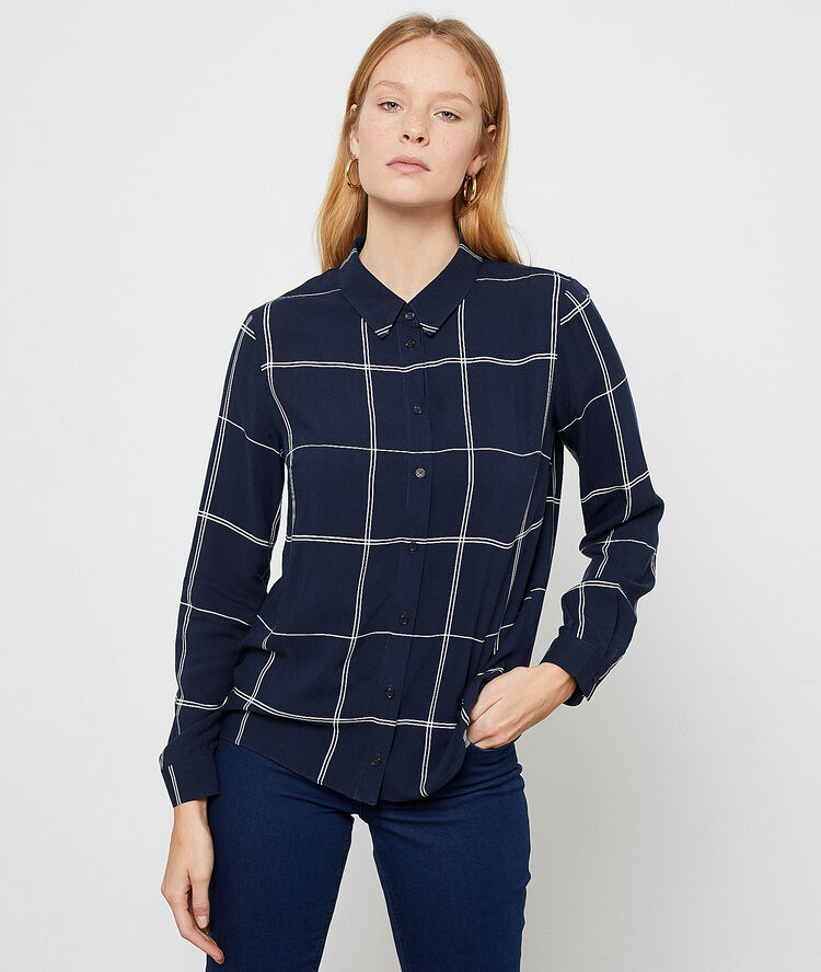 Camisa a cuadros azul marino.