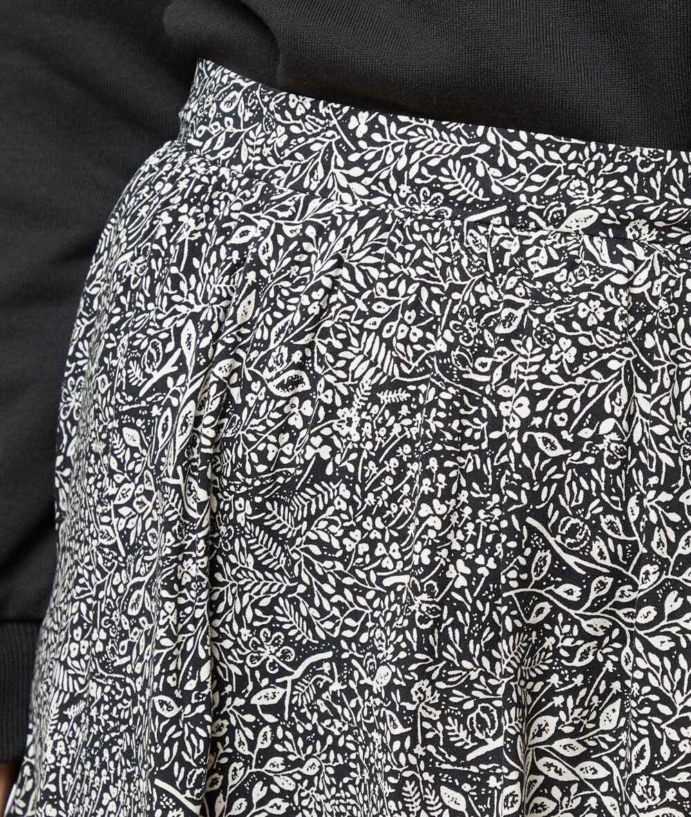 Falda patinadora estampado floral negro.