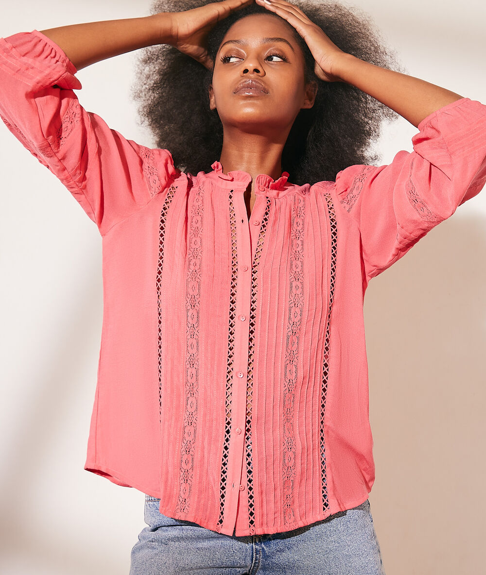Camisa con motivos de encaje rosa.
