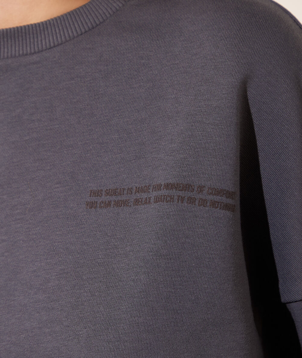 Sudadera con mensaje azul gris.