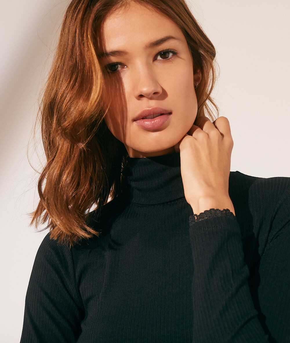 Jersey cuello alto negro.