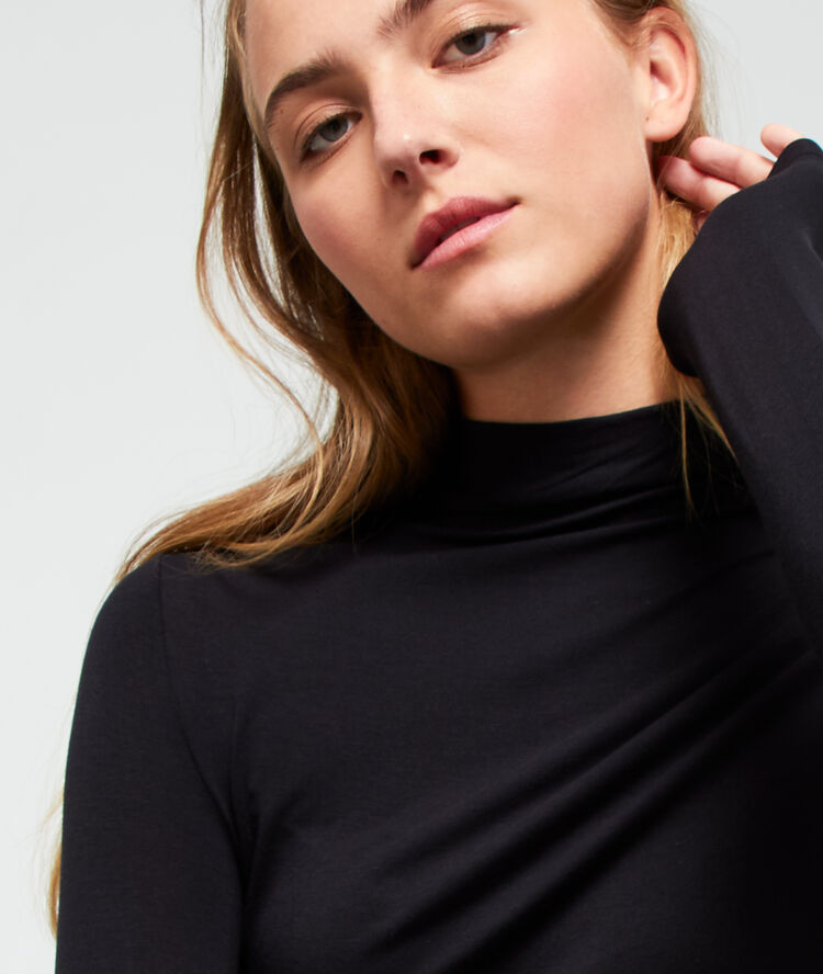 Camiseta cuello alto negro.