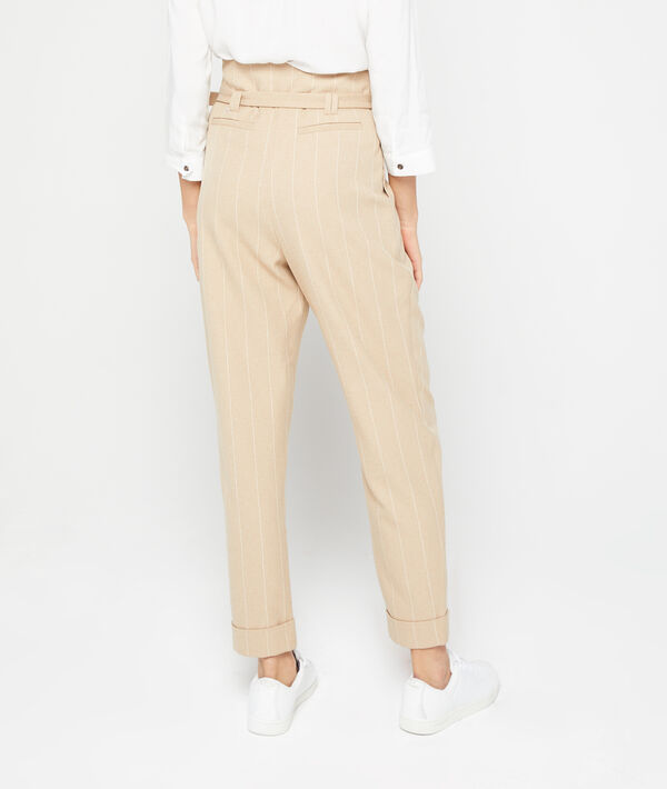 Pantalón alto con cinturón Pantalón alto con cinturón
