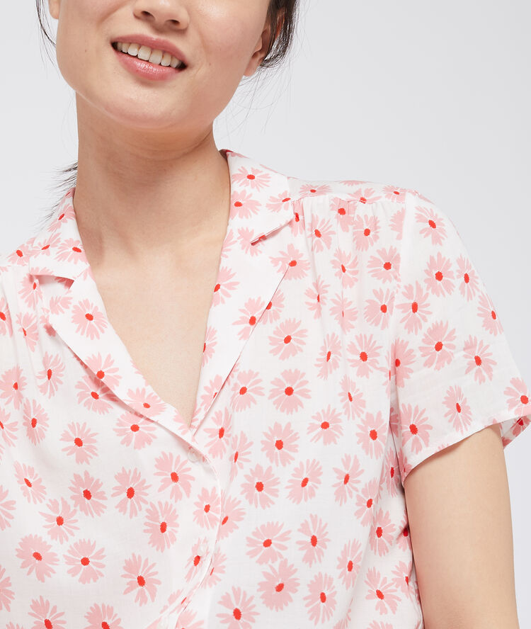 Blusa de manga corta con flores rosa palo.