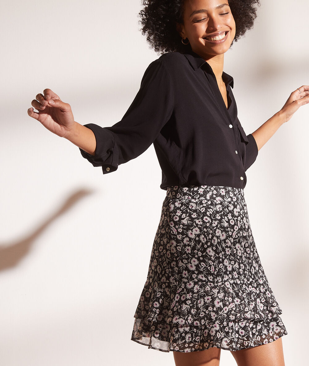 Falda con volantes, estampado floral negro.