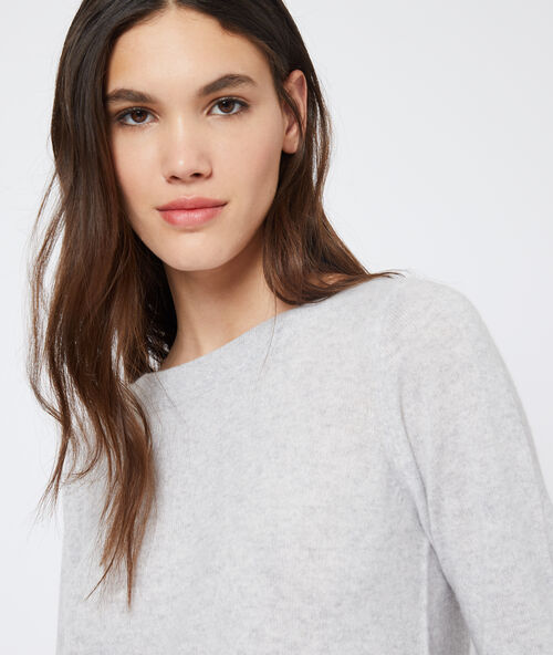 Su&eacute;ter cuello de barco de cachemir gris.