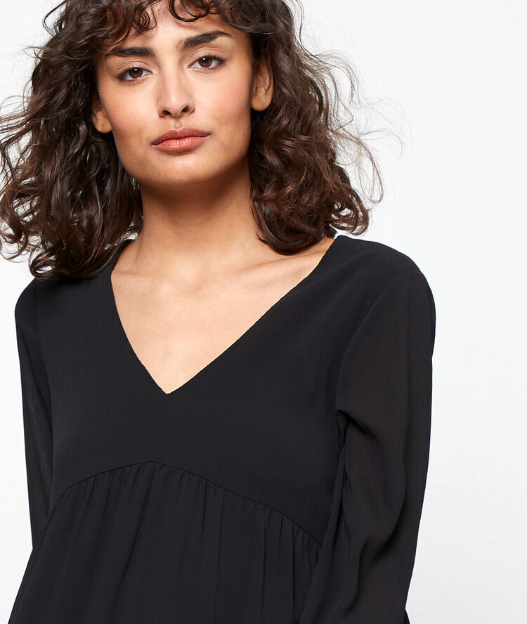 Vestido vaporoso liso negro.