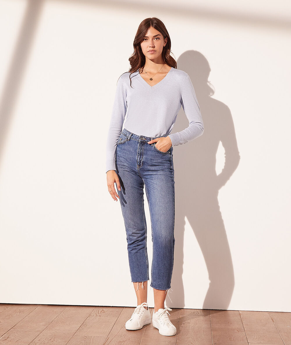 Jersey escote en v azul cielo.