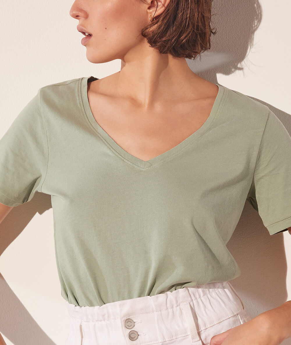Camiseta escote en v verdigrís.