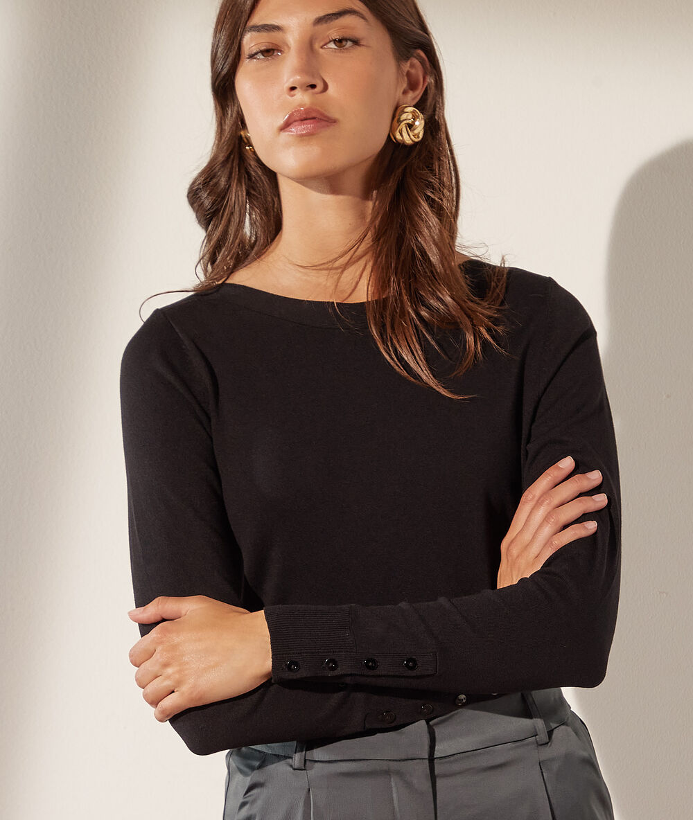 Camiseta cuello barco negro.