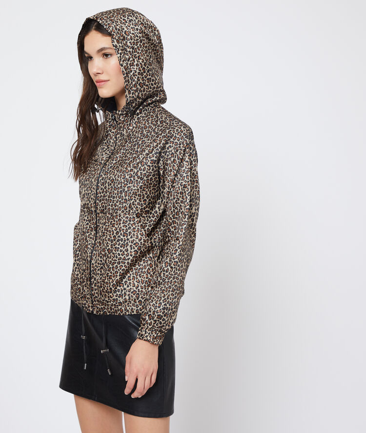 Chaqueta tipo bomber estampado de leopardo negro.