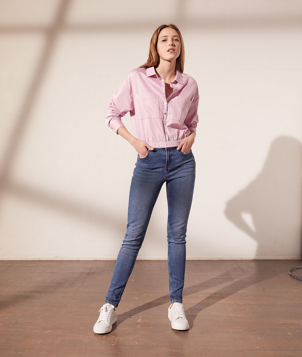 Camisa corta, tira elástica rosa frío.