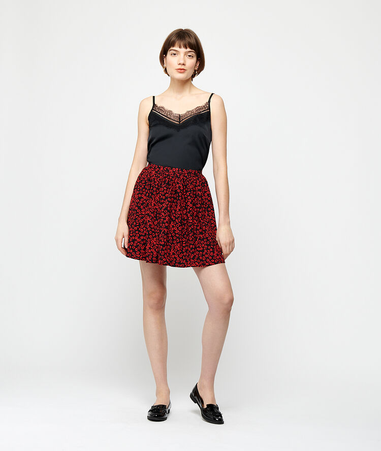 Camisola satinada escote de encaje negro.