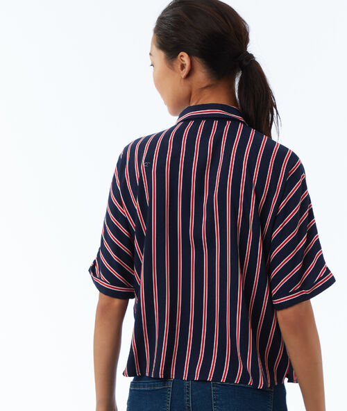 Camisa estampado de rayas azul marino.