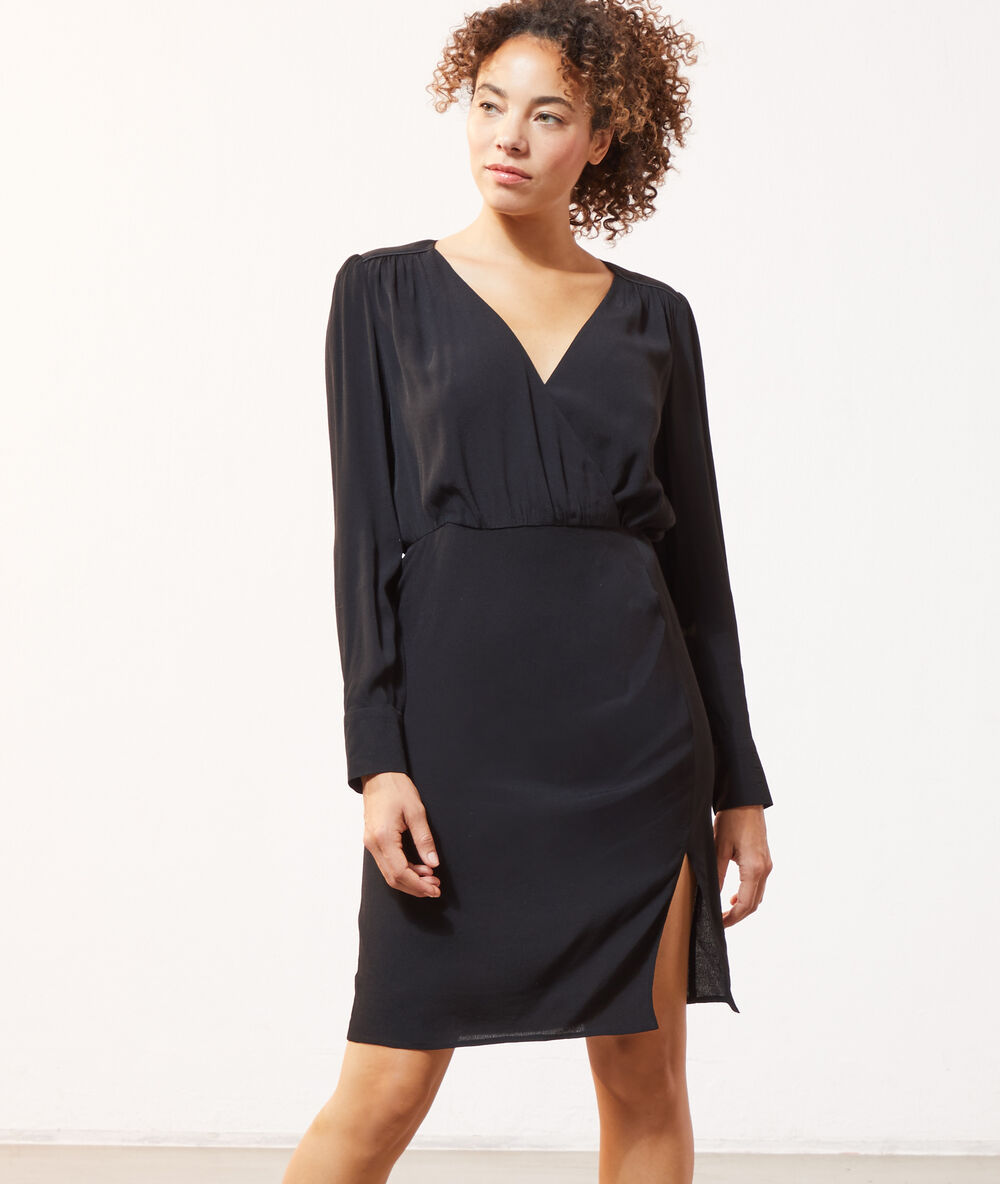 Robe cache-coeur noir.