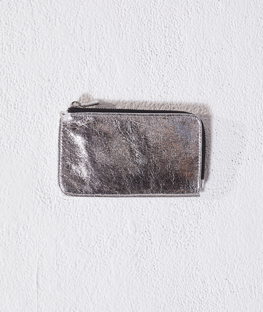 Cartera metalizada plata.