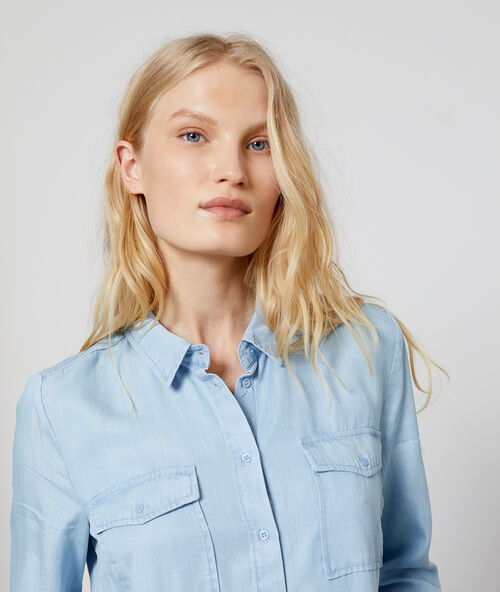 Camisa de tencel azul cielo.