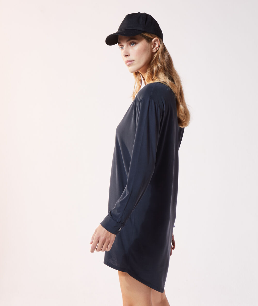 Vestido camisero motivos de encaje negro.