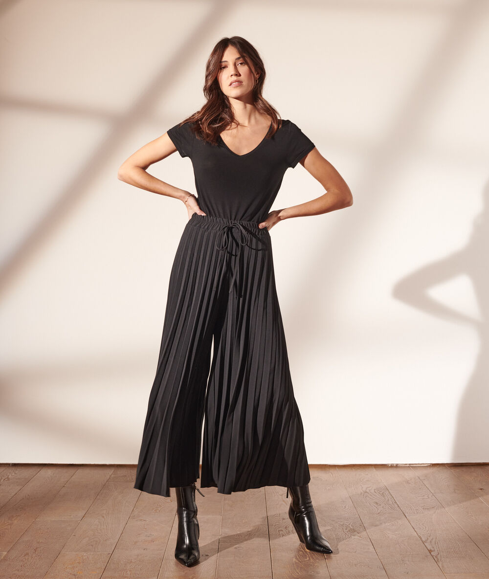 Pantalón largo plisado negro.