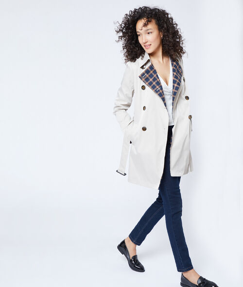 Trench con reverso de cuadros c.camel.