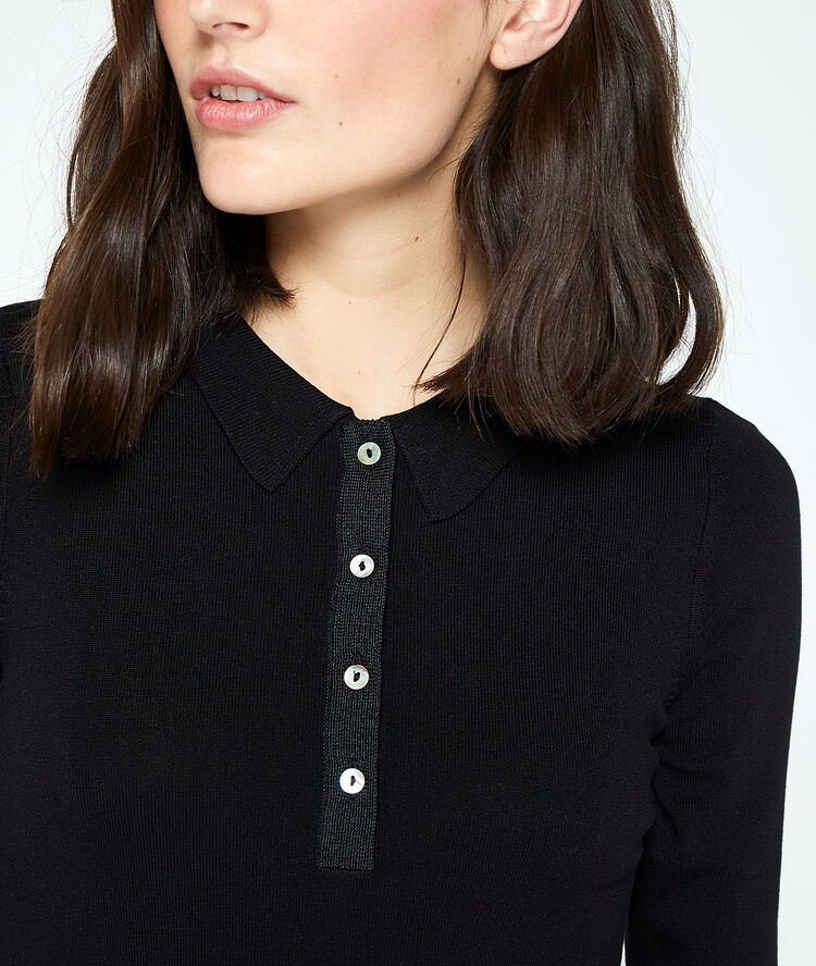 Polo de punto fino negro.