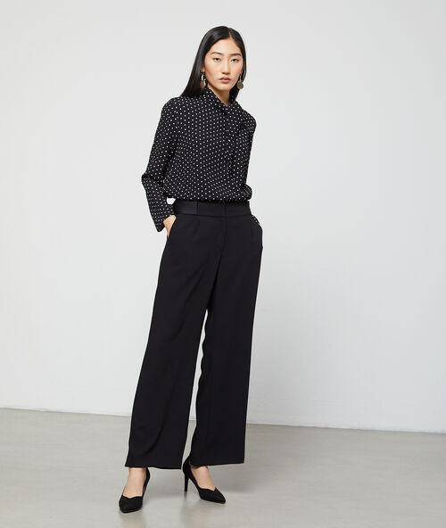 Blusa cuello con lazada estampado de lunares negro.