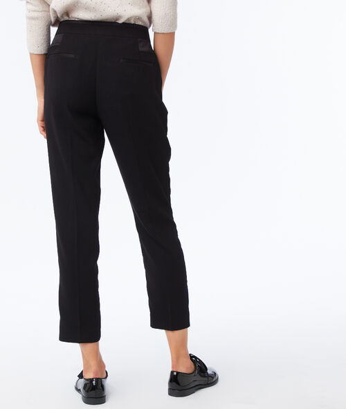 Pantalón corte zanahoria negro.